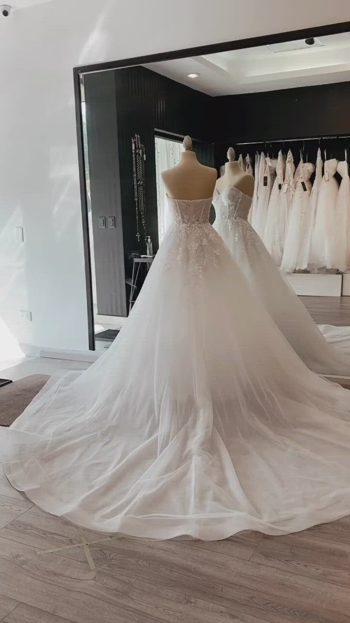 Hermos diseño Dalva, con delicados drapeados en torso, y encajes bordados que robarán miradas.